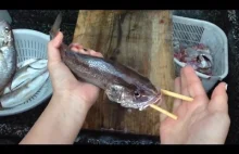 Jak w Japonii patroszy się ryby | Patroszenie ryby pałeczkami |