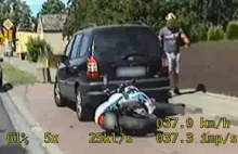 Pościg za 32-letnim motocyklistą. Na koniec uderzył on w tył osobówki