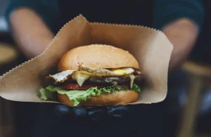 Fiskus domaga się wyższego VAT za hamburgery sprzedane kilka lat temu