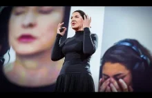 Marina Abramović tłumaczy sztukę współczesną.