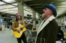 Muzycy z U2 w przebraniu zagrali na stacji metra. Ludzie pędzili obok...Wideo