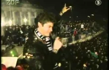 David Hasselhoff śpiewa Looking for Freedom nad murem berlińskim