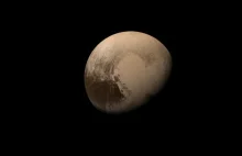 Film pokazujący Plutona widzianego z sondy New Horizons.