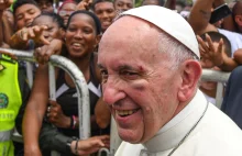 Papaj Franciszek przywalił głową o metalową rurkę w papamobile. Żyje!( ͡° ͜ʖ ͡°)