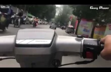 Jazda skuterem po ulicach Chin.