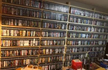 Sprzedał kolekcję wszystkich gier na PS2 wydanych w Stanach Zjednoczonych.