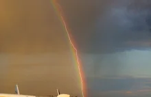 Piorun uderza w samolot na tle tęczy. Niemiecki fotograf zrobił zdjęcie...