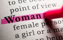 Definicja "kobiety" w brytyjskim słowniku jest seksistowska?