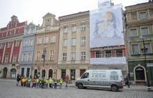 Wielki plakat Jezusa na Starym Rynku w Poznaniu. "Ma być drogowskazem"