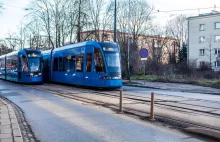 We wtorek w Krakowie autobusami i tramwajami właściciele aut jeżdżą za darmo