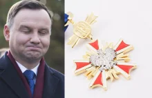 Prezydent Duda nadaje odznaczenia ludziom Sorosa, ci mu nimi rzucają w twarz!