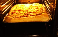 Pizza z nadziewanymi bokami na grubym i puszystym cieście