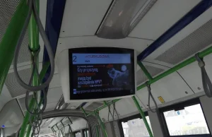 Antyszczepionkowe reklamy w autobusach i tramwajach.