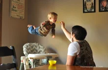 Ojciec fotografuje swoje dziecko z Zespołem Downa sprawiając, by syn latał