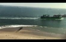 Fala wywołana przez statek porywa 7 osób z plaży