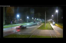 Rozpędzony kierowca kasuje przystanek w Toruniu