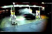 Rozpędzony kierowca samochodu uderza z impetem w dystrybutor na stacji paliw