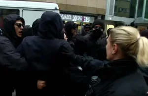 BERLIN: Antifa blokuje demonstrację kobiet (WIDEO