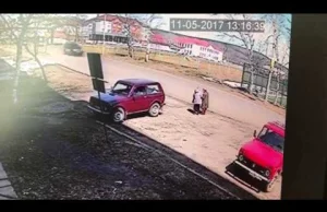 Nieuważny kierowca wycofuje z parkingu