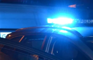 Polscy policjanci pilotowali samochód z rodzącą kobietą.