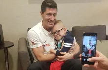 Lewandowski przed meczem znalazł czas dla chorego chłopca