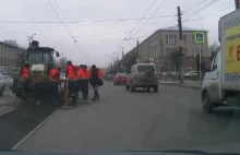 Pracownicy budowlani walczą na środku ulicy