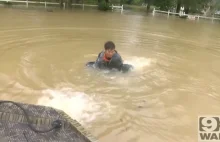 Facet ratuje kobietę i jej psa z tonącego samochodu.