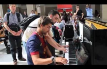 Dwóch przypadkowych pianistów spotyka się na paryskim dworcu