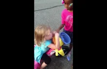 Biała dziewczynka bita przez czarne dzieci.