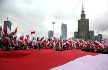 Rozpoczął się Marsz Niepodległości. Tysiące osób na ulicach Warszawy. ZDJĘCIA