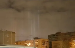 Niezwykłe słupy światła nad Jekaterynburgiem