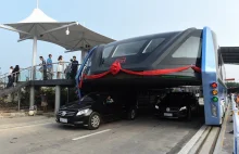 Chińczycy zbudowali autobus, pod którym będą przejeżdżały auta