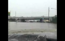 Przejazd Hummer H1 przez zalaną drogę