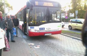 Bójka, wybita szyba i mężczyzna leżący przed autobusem. W Sosnowcu.