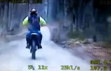 Pościg policji za motocyklistą w lesie.
