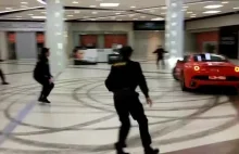 "Prankster" wjechał Ferrari do centrum handlowego