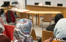 Niemcy: Nauczycielka nie może nosić chusty na głowie w szkole podstawowej