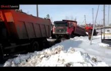 Rosyjska ciężarówka Kamaz ciągnie chińską ciężarówkę