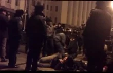 Na kolana bydło! Berkut znęca się nad demonstrantami w Kijowie [WIDEO]