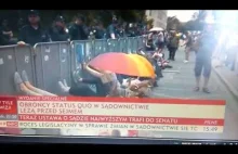 Dziwny protest przed sejmem