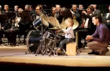 3-letni rosyjski perkusista gra razem w orkiestrą