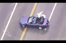 Idioci kradną samochód i kręcą bączki na autostradzie uciekając przed policją