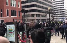 Antifa próbuje uciec przed kordonem Policji.