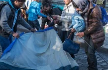 Francja: Trwa ewakuacja 1800 migrantów z obozowiska koło Dunkierki