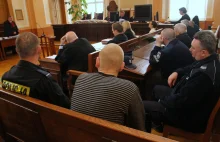 Piotrków: Oskarżony o zabójstwo 27-latka pokazał rodzicom ofiary środkowy palec