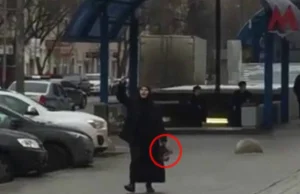 Przerażające zdarzenie w Moskwie. Muzułmanka wymachiwała siatką z obciętą...