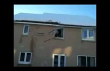 Dziadek straca sobie sople z dachu