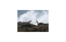 Wysoka fala zmywa dwójkę ludzi ze skał
