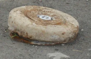 Mina przeciwpancerna leżała na środku drogi