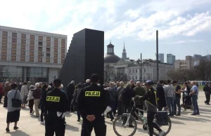 Czy przy pomniku smoleńskim można jechać na hulajnodze? Policja mówi,...